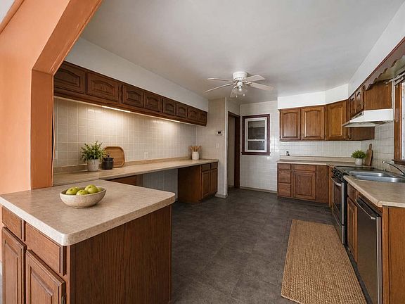 4th image of 15641 Paulina St