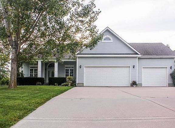 Low Maintenance Vinyl Siding & Covered Concrete Porch