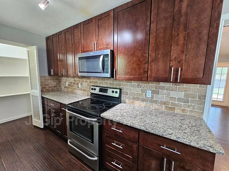 216 Wesley Dr — Photo 15