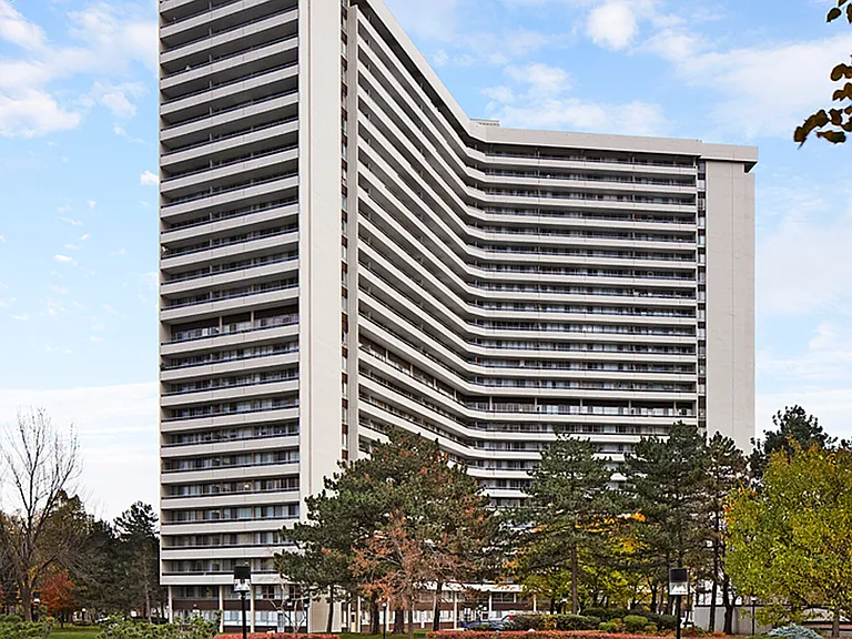 35 Thorncliffe Park Dr — Photo 7