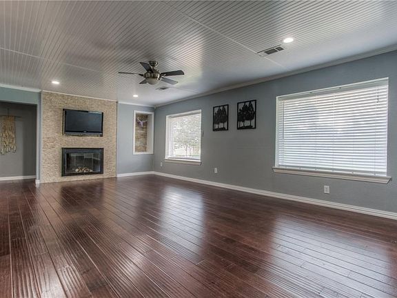5th image of 4017 Village Green Dr