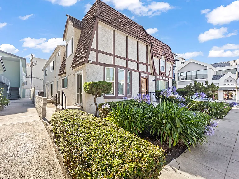 4329 Van Nuys Blvd — Photo 22