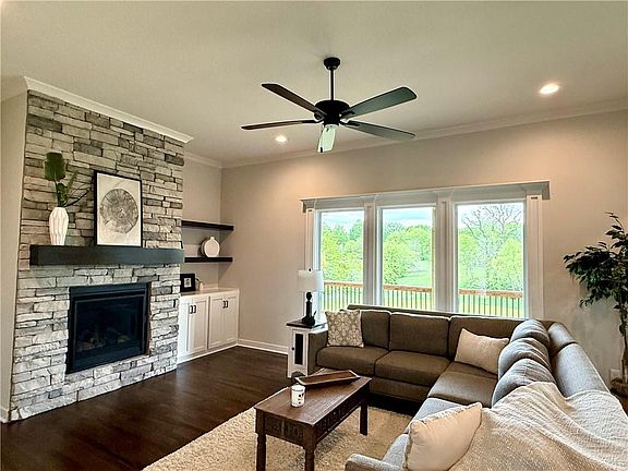 5th image of 1059 Fir Ln