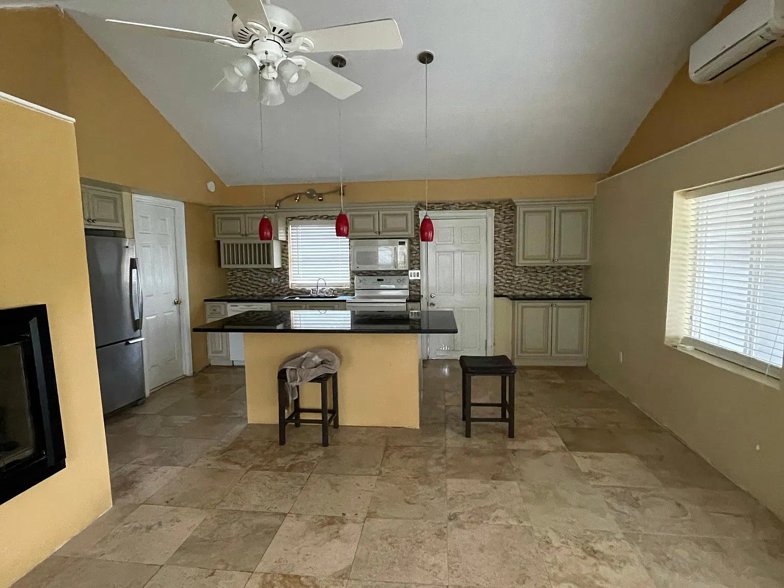 1 bed, 700 sqft, $1,600 — Photo 3