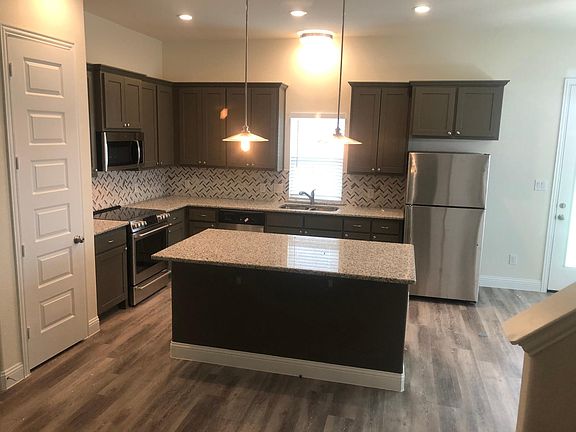 3rd image of 4933 Villas Dr