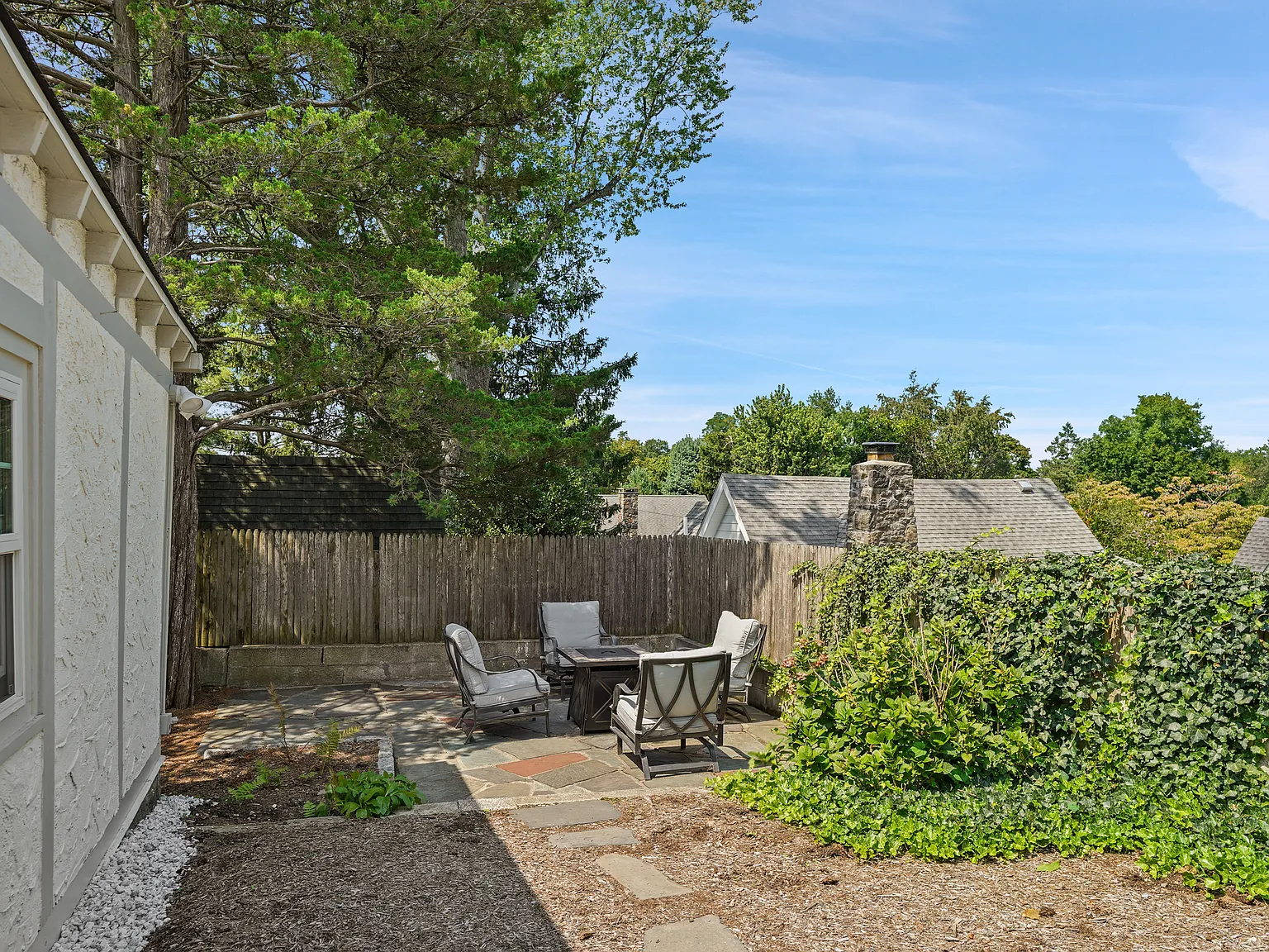 4 bed, 2.5 bath, 1706 sqft, $11,000 — Photo 4