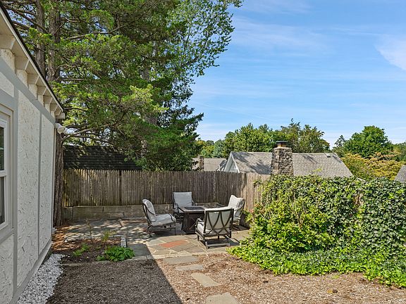 4th image of 319 Oakland Beach Ave