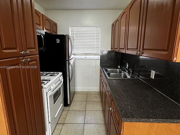 5th image of 2072 NE 169th St APT 8