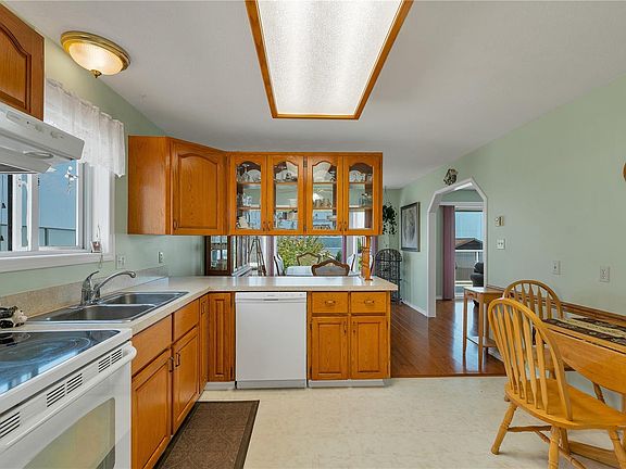 3rd image of 641 Alder St S