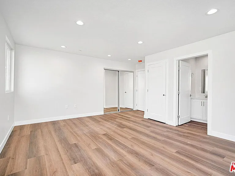 14703-14711 Saticoy St — Photo 22