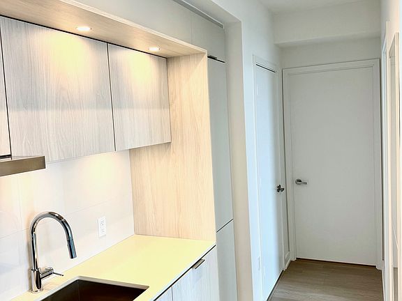 5th image of 448 Burnhamthorpe Rd W #1201