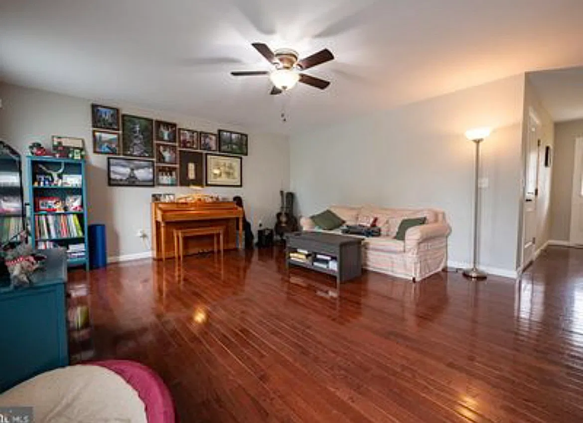 3 bed, 2.5 bath, 1936 sqft, $2,600 — Photo 2
