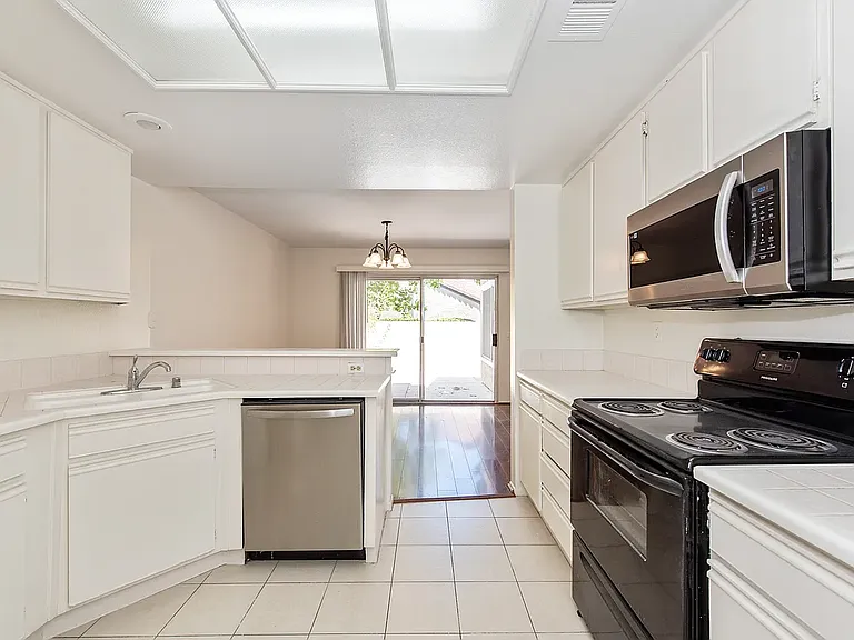 105 Stanford Ct — Photo 5