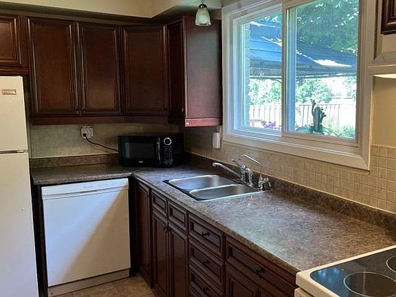 3rd image of 30 Joyce Ct E