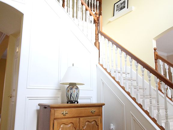 Inviting 2 story foyer