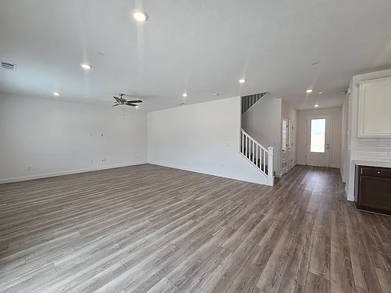 2320 S Claremont Ave — Photo 19