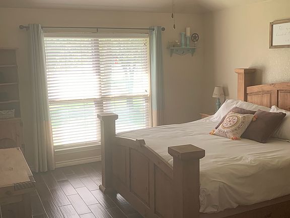 4th image of 210 Bridle Path Dr
