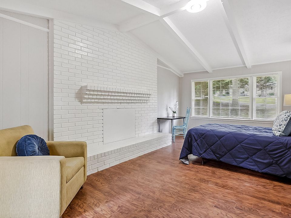 Room 5 - Huge room with sitting area and desk