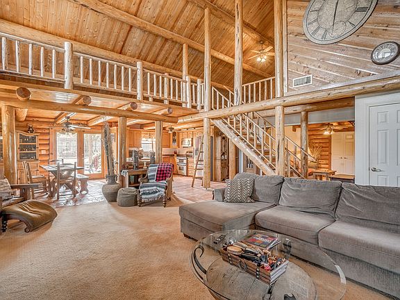 3_05_livingroom.jpg