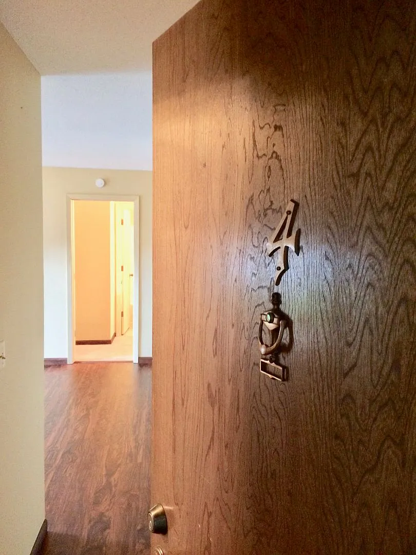 Prime Location + Heat And Water — Photo 2