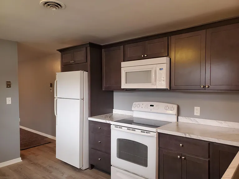 1900 Deerwood Cir SE #B — Photo 7