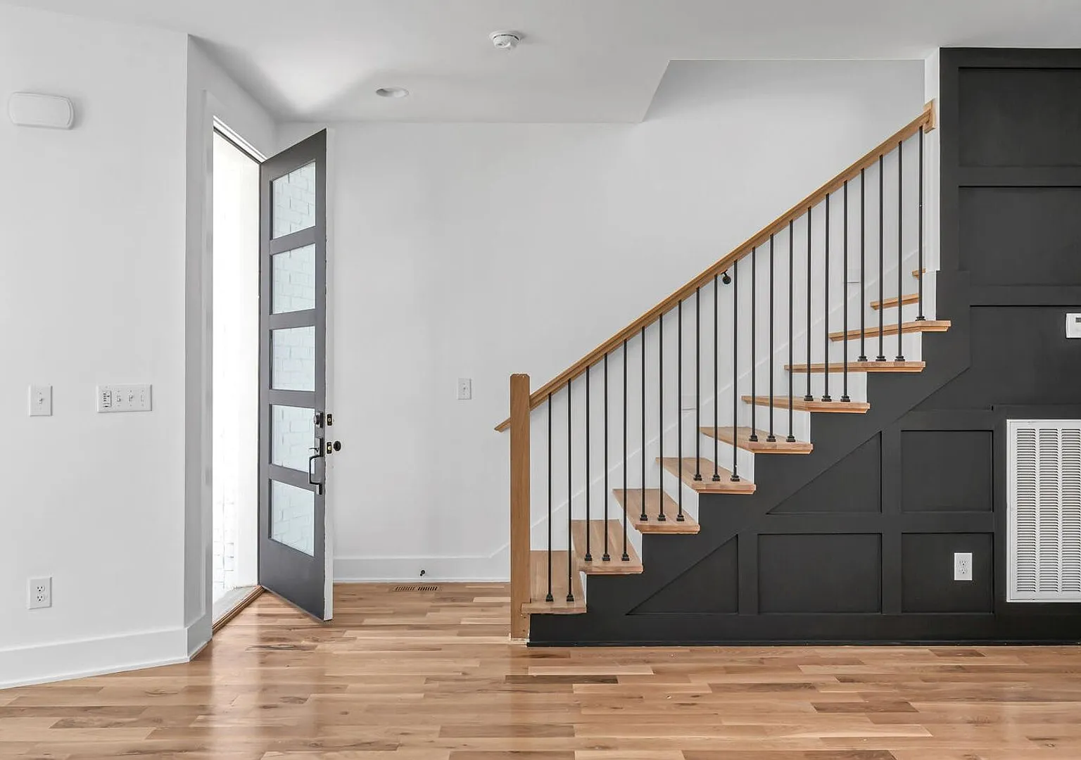 Stunning 4 Bedroom Home w/ Rooftop Deck Close to Downtown Nashville — Photo 4