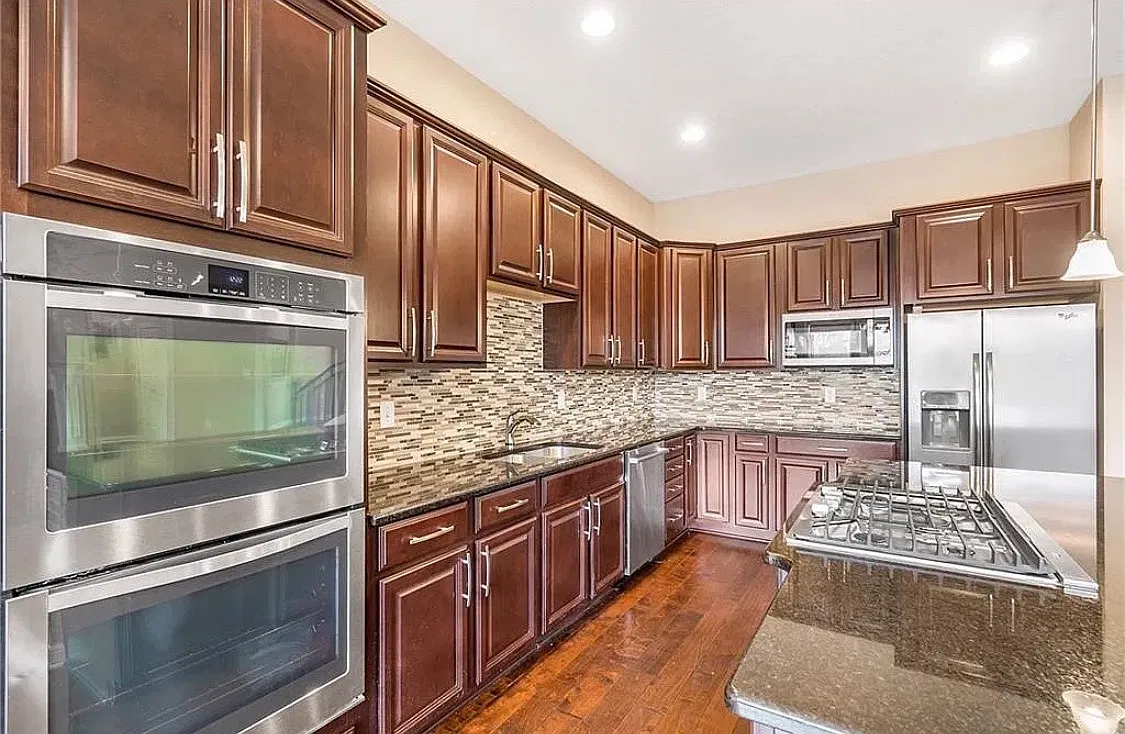 4 bed, 5106 sqft, $5,500 — Photo 2