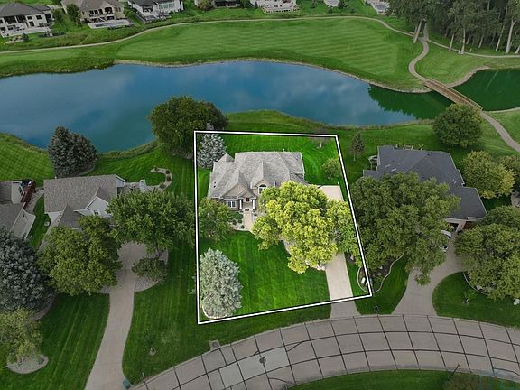 2nd image of 822 E Saint Andrews Cir