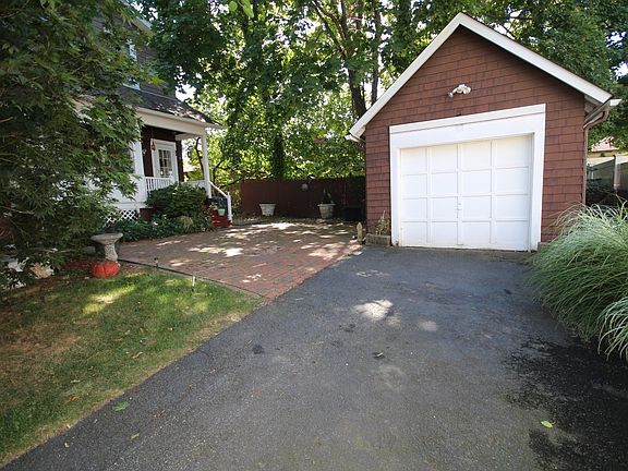 4th image of 252 Seguine Ave