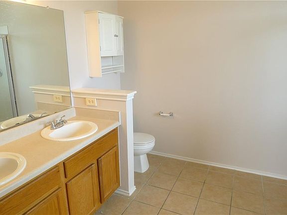 5th image of 502 Lafayette Square Dr