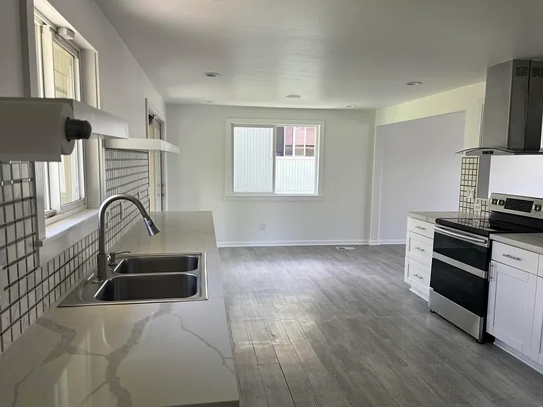 2115 W 8th Pl — Photo 3