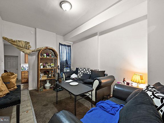 3rd image of 1030 N Lombard St