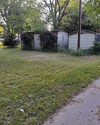4th image of 527 Honey Ln