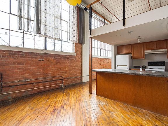 2nd image of 727 E Grand Blvd #151