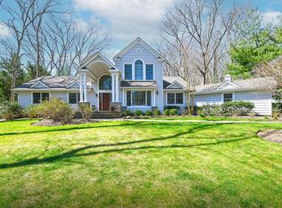 46 Round Tree Dr, Melville, NY