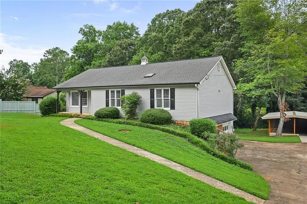 3 bed, 2.0 bath, 2364 sqft, $2,500 — Photo 2