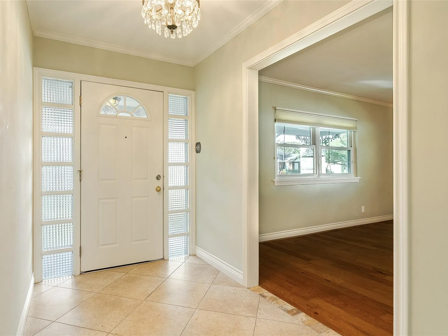 3 bed, 2.5 bath, 1971 sqft, $2,400 — Photo 3