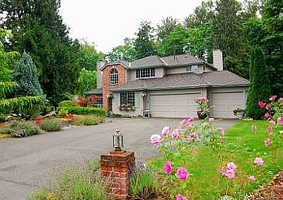 Front drive to 3-car garage