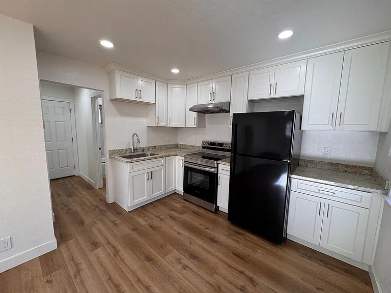 2121 Main St #1 — Photo 3