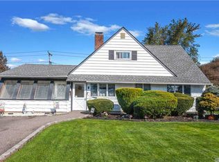 76 Lantern Rd, Hicksville, NY 11801