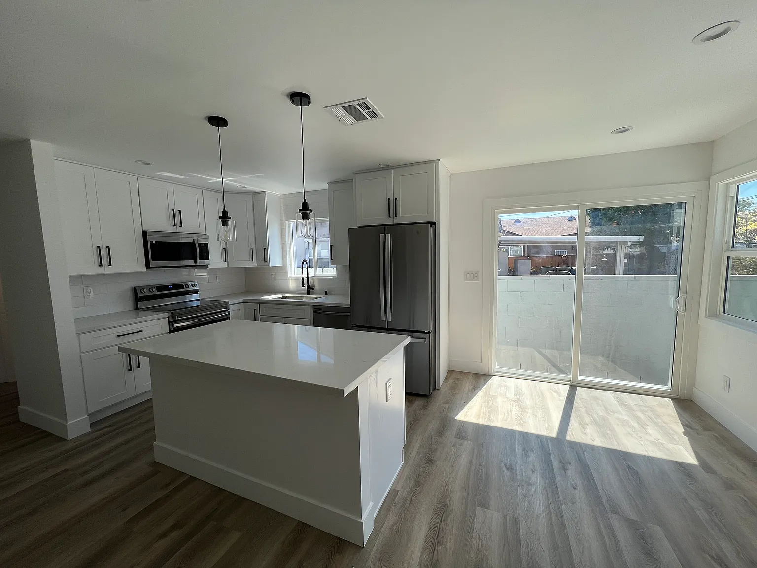 3 bed, 1320 sqft, $4,100 — Photo 3