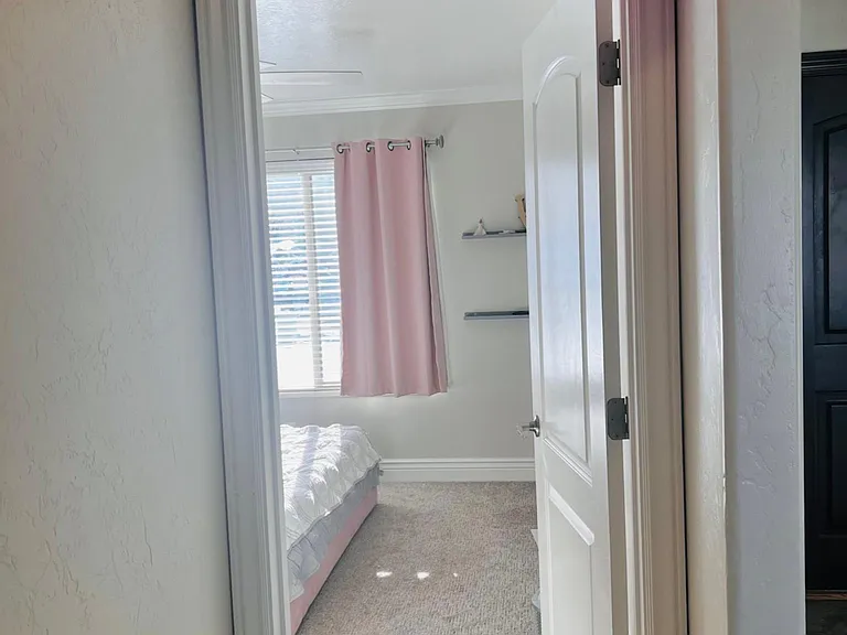 453 E Lana Ct — Photo 2