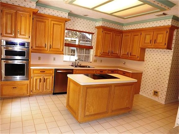 Lovely open kitchen is great for entertaining!