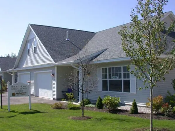 29 Macintosh Ln, Old Orchard Beach, ME 04064