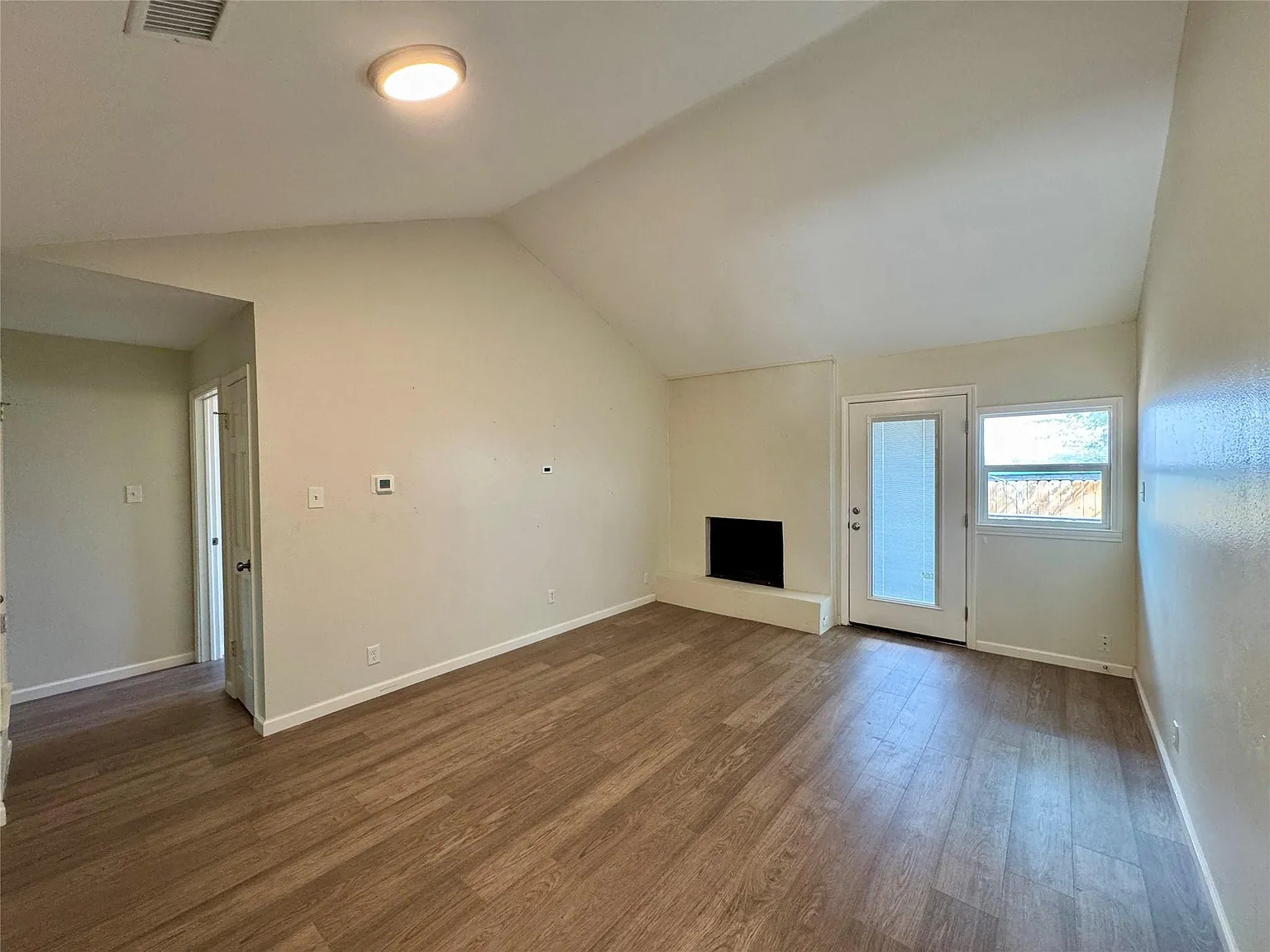 3 bed, 2.0 bath, 999 sqft, $2,100 — Photo 3