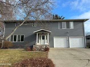 1148 Skyline Dr, Watertown, SD 57201