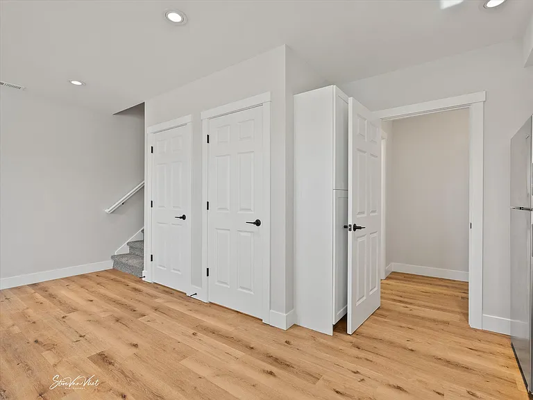984 E Lander St — Photo 8