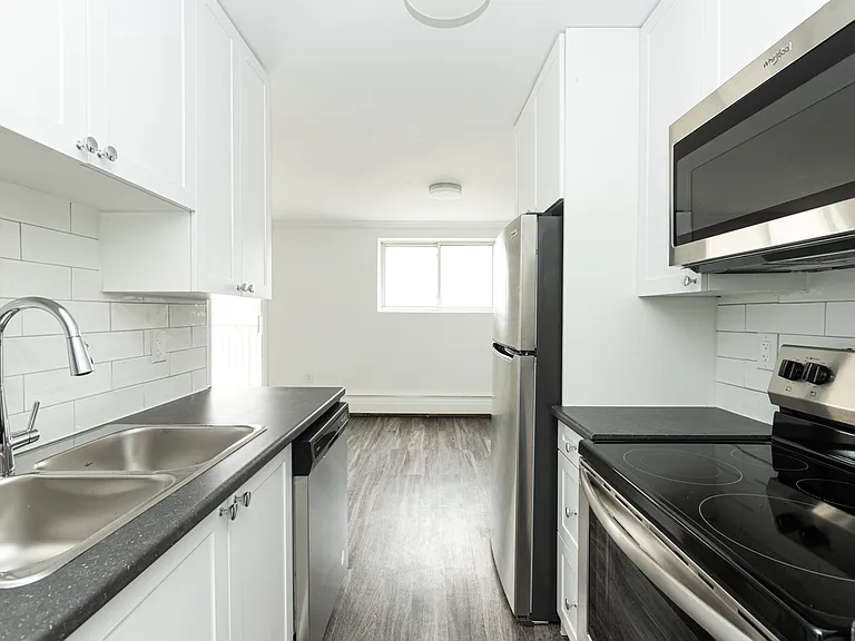 135 Connaught Ave — Photo 1