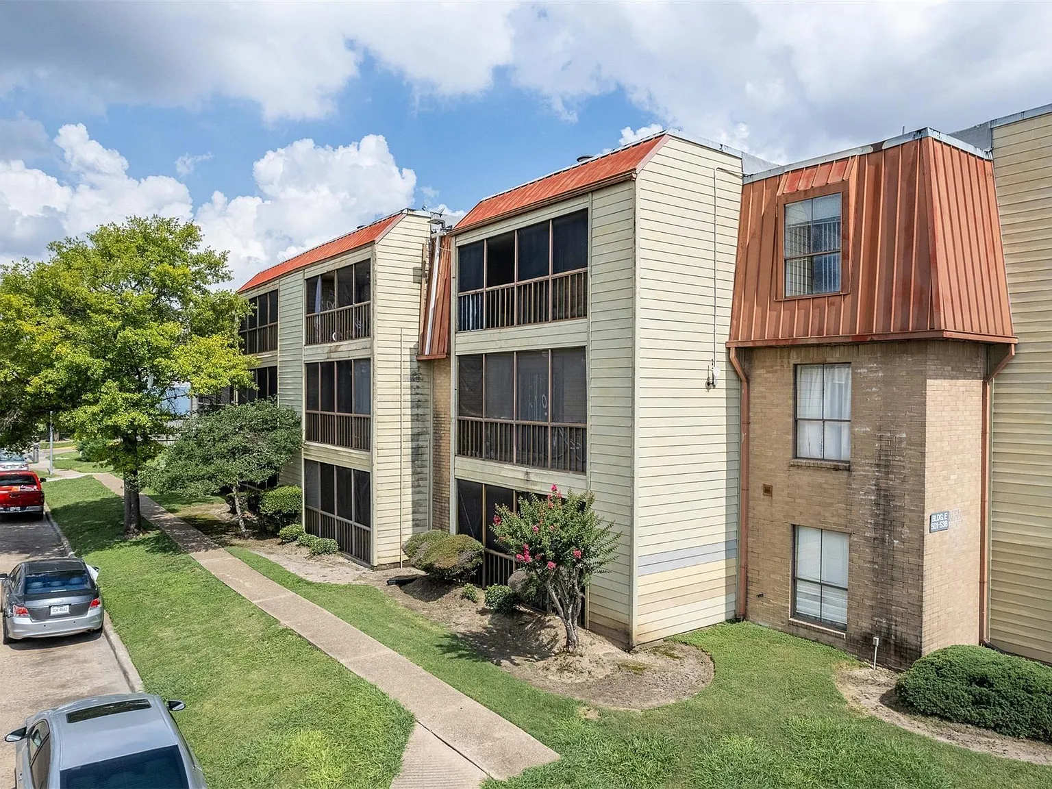 1 bed, 1.0 bath, 713 sqft, $999 — Photo 1