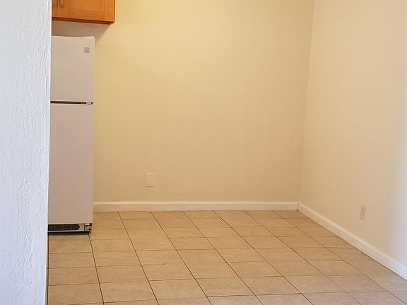 5th image of 565 S Fair Oaks Ave #2